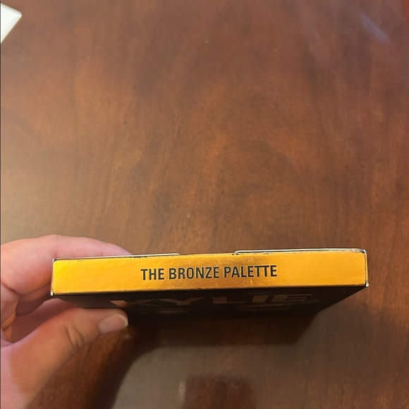 Kylie Cosmetics Bronze Eye shadow palette. - Picture 6 of 7